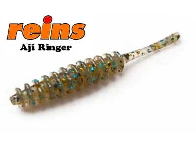 Бассейндегі қыз жігіттің мысығына қолын тигізеді.