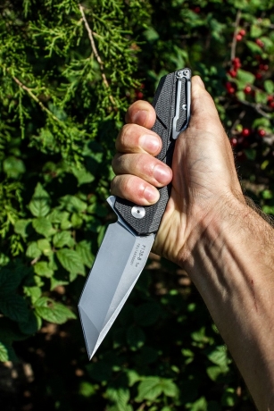 Нож Ruike P138  бежевый