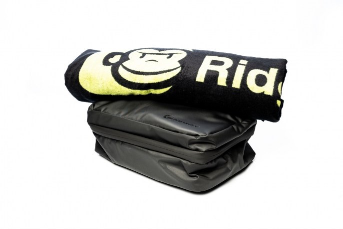 Футляр для ванных принадлежностей Ridge Monkey LX Bath Towel and Weatherproof Shower Caddy Set